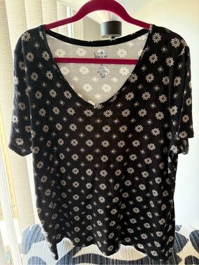 croft & barrow Black Short-Sleeve V-Neck Floral Tee